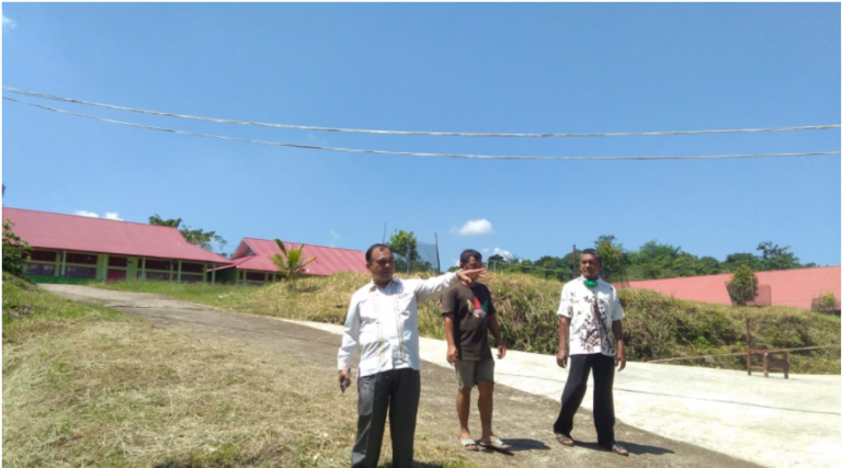 Penanaman Taman Jalan Gerbang SMAN 16 Padang