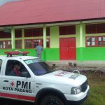 Kegiatan penyemprotan disinfektan oleh Relawan Dari PMI Kota Padang