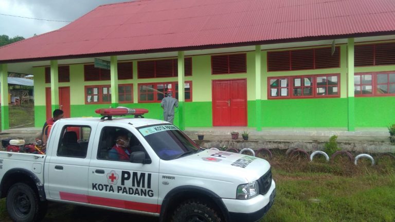 Kegiatan penyemprotan disinfektan oleh Relawan Dari PMI Kota Padang