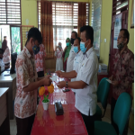 PEMBERIAN BEA SISWA DARI BASNAS KOTA PADANG KEPADA SISWA SMAN 16 PADANG OLEH SYUINDRA YANG MERUPAKAN KABID GTK DINAS PROVINSI SUMATERA BARAT