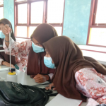 kegiatan praktikum fisika tentang pengukuran suhu kalor.