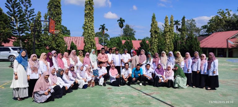 SERAH TERIMA BAJU BATIK UNTUK GURU DAN TENAGA KEPENDIDIKAN