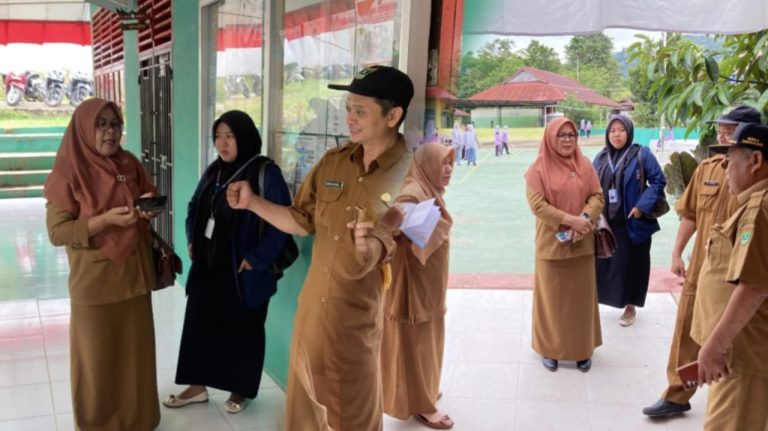 Memantapkan Persiapan Menuju Adiwiyata Nasional “Gerakan Hijau”SMAN 16 Padang
