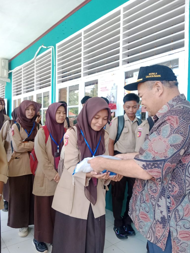Solidaritas Tanpa Batas”Aksi Sosial Warga SMAN 16 Padang”